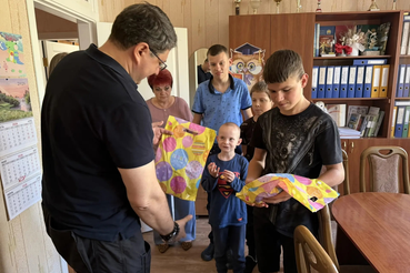 Ленобласть передала сладкие подарки детям Енакиево