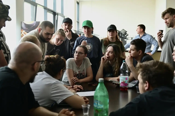 Никита Донцов встретился с эвакуированными жителями в Пениках